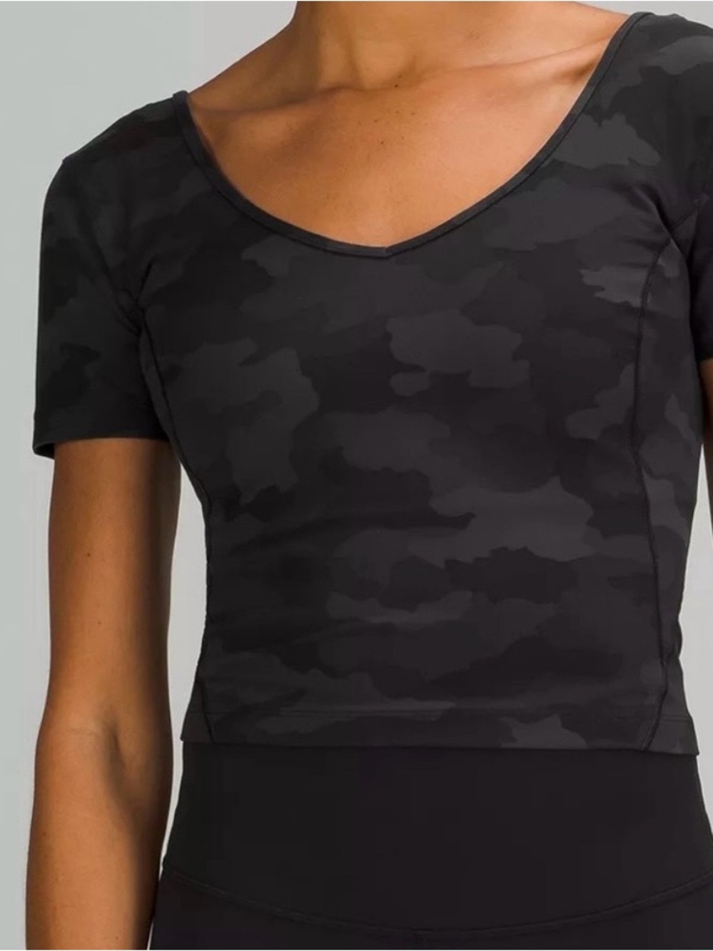 Lululemon 🍋Women's Black Camo Short Sleeve V-Neck Crop Top